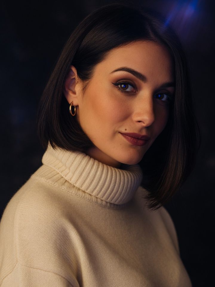 Модель у в’язаному светрі, кадр для заявки в агенцію Fansly Muse Agency