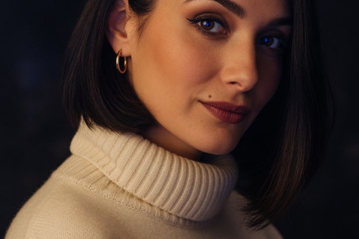 Портрет моделі в студійному світлі, візуал для порівняння Fansly і OnlyFans