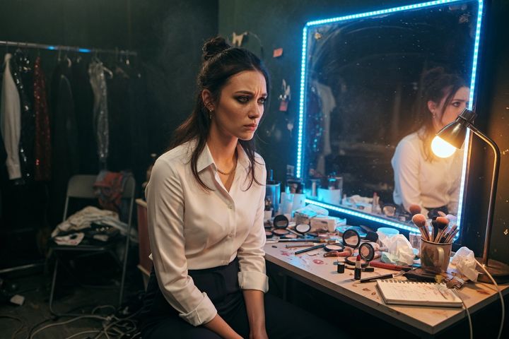 Туалетний столик і м’яке світло, кадр про приватність моделі Fansly з України
